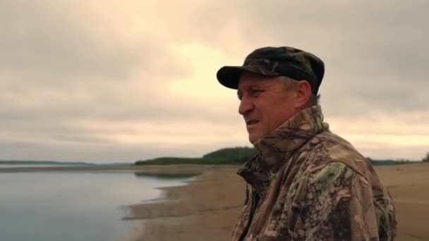 Portret Rybaka Zbliżenie Rybaka Brzegu Rzeki Wczesnym Rankiem — Wideo stockowe