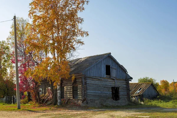 Старый заброшенный дом на окраине деревни — стоковое фото