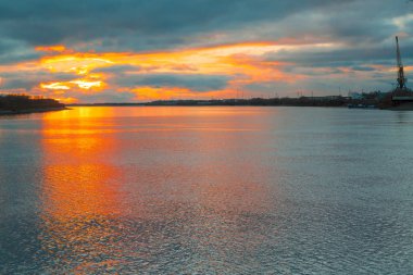 Eylül ayında büyük bir nehir üzerinde günbatımı