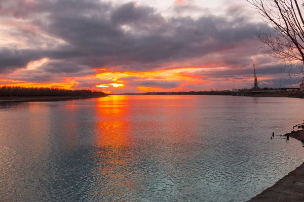 9 月に大きな川に沈む夕日 — ストック写真