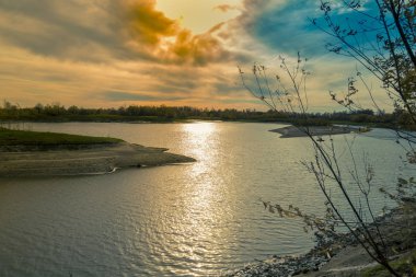 Balıkçı bir lastik tekne sonbahar gökyüzü arka planı