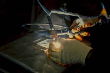 Kaynakçı ark tutuşturan ve alüminyum teneke kutu argon ark kaynak kaynak başlar.