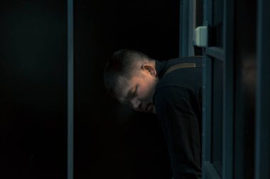 Bir çilingir işyerinde portresi