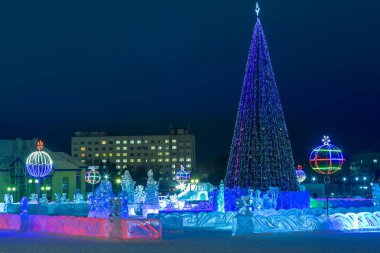 Şehrin getirdi ve bir donmuş nehir Noel için sarhoş saydam kalın buz yapılır