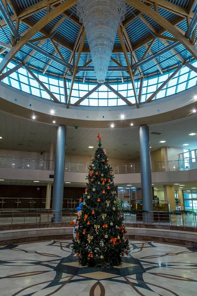 Gran Árbol Navidad Está Decorado Con Una Gran Cantidad Juguetes — Foto de Stock