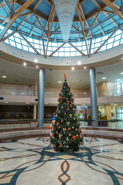 Gran Árbol Navidad Está Decorado Con Una Gran Cantidad Juguetes — Foto de Stock