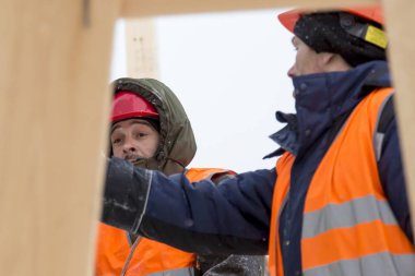 İşçiler Noel tatili için buz bloklarından bir buz kasabası inşa ediyorlar.