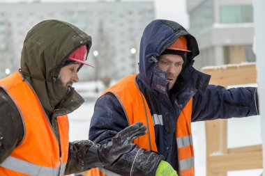 İşçiler Noel tatili için buz bloklarından bir buz kasabası inşa ediyorlar.