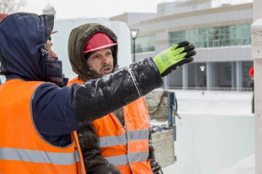 İşçiler Noel tatili için buz bloklarından bir buz kasabası inşa ediyorlar.