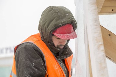 Çalışan bir koruyucu kask ve çalışma meast üzerinde yansıtıcı yelek tesisatçısı