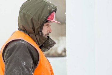 Çalışan bir koruyucu kask ve çalışma meast üzerinde yansıtıcı yelek tesisatçısı
