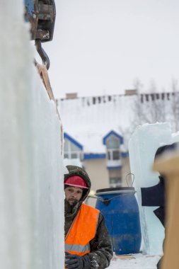 Çalışan bir koruyucu kask ve çalışma meast üzerinde yansıtıcı yelek tesisatçısı