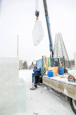 Vinç şoförü buz masası yerden yüksek kaldırdı