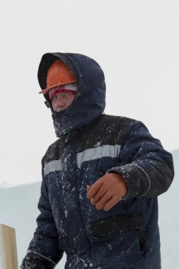 Buz kasabası kurmakla meşgul bir işçinin portresi.