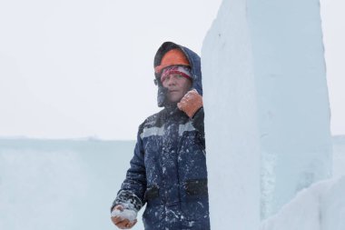 Buz kasabası kurmakla meşgul bir işçinin portresi.