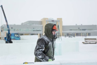 Buz Şehir İnşaat Noel için bir görevli portresi