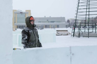 Buz Şehir İnşaat Noel için bir görevli portresi