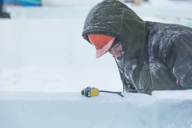 Buz Şehir İnşaat Noel için bir görevli portresi
