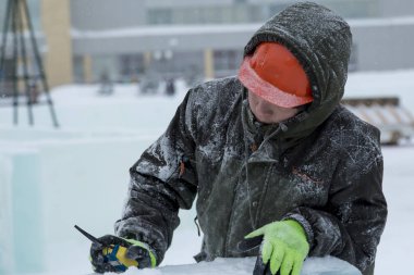 Buz Şehir İnşaat Noel için bir görevli portresi