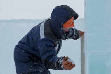 Buz Şehir İnşaat Noel için bir görevli portresi