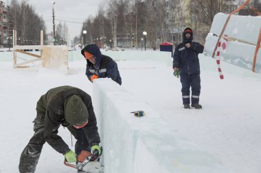 İnşaat işçisi testere ile bir buz levha testereleri