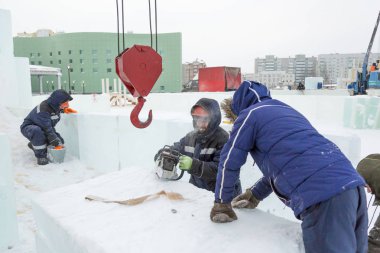 Kurucular buz bloklarından bir buz kasabası inşa ediyorlar.