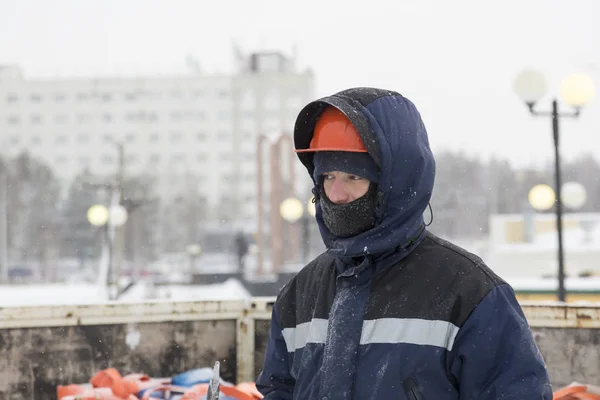 Porträt Eines Arbeiters Beim Bau Der Eisstadt Weihnachten — Stockfoto