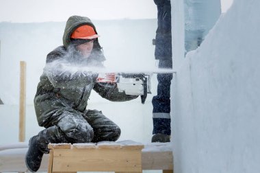 İnşaat işçisi testere ile bir buz levha testereleri