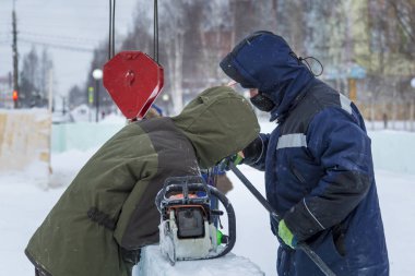 Kurucular buz bloklarından bir buz kasabası inşa ediyorlar.