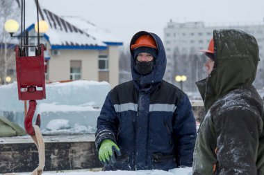 Kurucular buz bloklarından bir buz kasabası inşa ediyorlar.