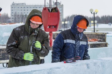 Kurucular buz bloklarından bir buz kasabası inşa ediyorlar.