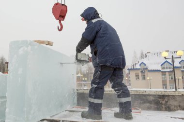 İnşaat işçisi testere ile bir buz levha testereleri