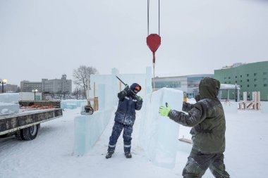 Kurucular buz bloklarından bir buz kasabası inşa ediyorlar.