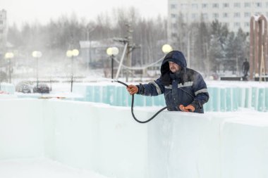 Yükleyici buz şehrin inşaat sahasında pisti çocuklar için hortumlar