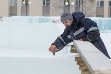 Yükleyici buz şehrin inşaat sahasında pisti çocuklar için hortumlar