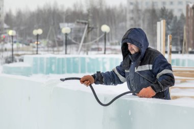 Yükleyici buz şehrin inşaat sahasında pisti çocuklar için hortumlar