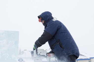İnşaat işçisi testere ile bir buz levha testereleri