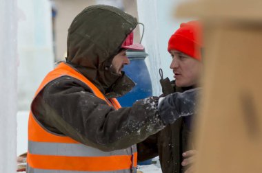 İlerideki bir eylem için bir plan montajcılar buz kamp inşaat sahasında tartışmak
