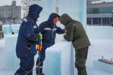 Kurucular buz bloklarından bir buz kasabası inşa ediyorlar.