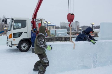 Kurucular buz bloklarından bir buz kasabası inşa ediyorlar.