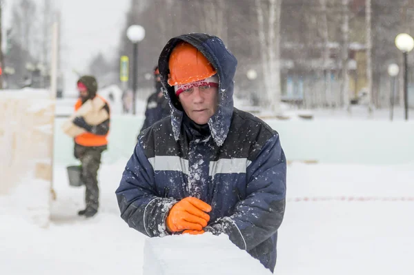 Портрет Рабочего Занимающегося Организацией Ледяного Городка Стоковое Фото
