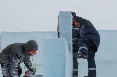 Kurucular buz bloklarından bir buz kasabası inşa ediyorlar.