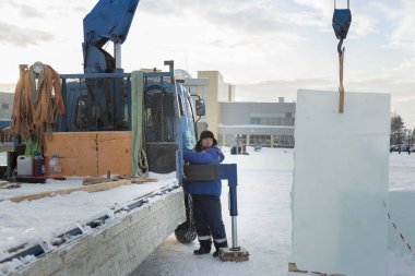 Vinç şoförü buz masası yerden kaldırdı