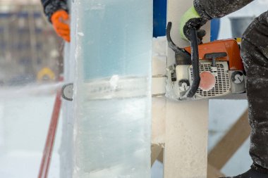 Portre bir tesisatçı'nın el testere ile