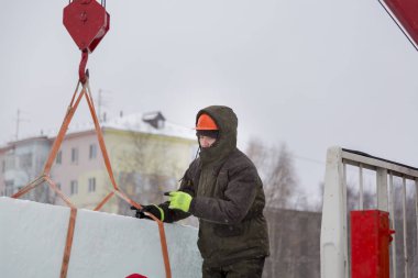 Bir ceket ve boşaltma buz plakaları üzerinde kask tesisatçısı slinger portresi