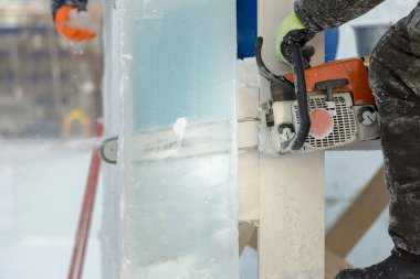 Portre bir tesisatçı'nın el testere ile