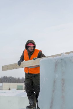 Bir ceket ve kask tesisatçısı askı kurulları kaldırır
