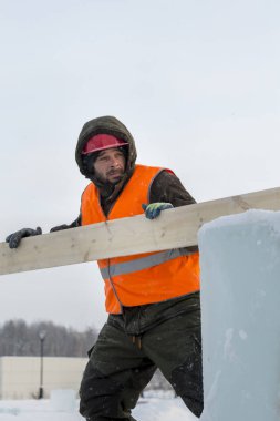 Bir ceket ve kask tesisatçısı askı kurulları kaldırır