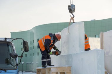 Kurucular buz bloklarından bir buz kasabası inşa ediyorlar.