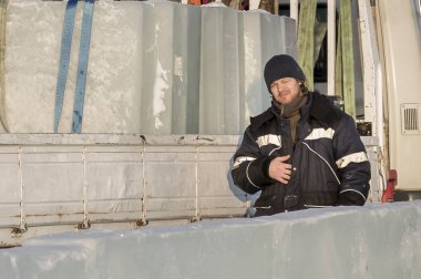 Siyah spor şapkalı bir assembler işçi portresi